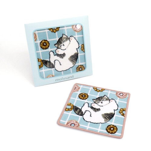タオル美術館(Towel Museum) mofusand シェニール織 タオルハンカチ チェックドーナツ ブルー にゃんこ 可愛い 43-0170250 約25×25cm 発色が美しく表と裏に同じ絵柄をみせるのが特徴のシェニール織りで、あまいドーナツともふもふなにゃんこの組み合わせがとても可愛く表現されています。 パイルよりも多色使いができる技法により、色鮮やかで美しい仕上がりです。 こちらはパッケージ入りなので、そのままプレゼントとしてお渡しするのもおすすめです。 ちょっとしたご褒美に自分用にはもちろん、大切な人への贈り物にも喜ばれます。 シェニール織 :18世紀末イギリスで生まれた美しい織物がドイツに渡り最高級のコットンを使用し華麗なシェニール織が誕生しました。今もなお伝統の手法によって丹念に織り上げた織物を裁断し、横糸として再び織り上げる特殊織”再織”で作られる幻の織りものです。本物だけが持つ豊かな色彩と豪華さはまさに長年の伝統が育てた逸品です。 もふもふのにゃんこがサメの着ぐるみを着た「サメにゃん」をはじめ、とってもキュートでちょっとシュールなにゃんこたちを描いた『mofusand』。 手がけるのは SNS を中心に大人気のイラストレーター「ぢゅの」です。 商品コード20076400896商品名タオル美術館(Towel Museum) mofusand シェニール織 タオルハンカチ チェックドーナツ ブルー にゃんこ 可愛い 43-0170250 約25&times;25cm型番43-0170250サイズタオルハンカチカラーブルー※他モールでも併売しているため、タイミングによって在庫切れの可能性がございます。その際は、別途ご連絡させていただきます。※他モールでも併売しているため、タイミングによって在庫切れの可能性がございます。その際は、別途ご連絡させていただきます。