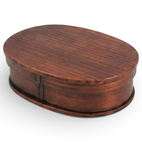 J−kitchens 曲げわっぱ 弁当箱 男性 木製 一段 漆 20x11.5x6.5cm 650ml WABI-370137 サイズ:約 20x11.5x6.5cm 素材/木製・漆 木製品は天然素材の為、実物と写真で質感が異なる場合がございます。同じ商品でも木目、重さ、色合いが異なります。 ※掲載されている商品の色は、お使いのPCの環境によって実物と若干異なる場合があります。ご了承くださいませ。 木の温もりと風合いを楽しめる、木製ランチボックスです。天然木が呼吸することで余分な水分を調整し、ご飯を美味しく保ちます。夏は傷みにくく、冬は冷めにくいため、季節を問わず快適に使用できます。熱や冷たさを和らげるやさしい使い心地で、お子様からご年配の方まで安心です。 木の温かなぬくもりと風合いのある、木製ランチボックスです。昔ながらの曲げわっぱは、通気性が良く夏はご飯がいたみにくく、冬は保温性に優れ冷めにくくしてくれます。 日本の伝統的なお弁当箱に四季折々のおかずを添えてピクニックに出掛けてみてはいかがですか。 木製のお弁当箱は木が呼吸しているため、ご飯を入れると適度に水分が逃げて美味しさが保たれます。 また、料理の熱や冷たさを緩和してくれるので、お年寄りやお子様に特におすすめです。 夏はご飯が傷みにくく、冬はご飯が固くなりにくい。 天然木が呼吸をしているので水分の発散を上手く整えてくれているのです。 商品コード20081792008商品名J−kitchens 曲げわっぱ 弁当箱 男性 木製 一段 漆 20x11.5x6.5cm 650ml WABI-370137型番4573651370137カラーウッド※他モールでも併売しているため、タイミングによって在庫切れの可能性がございます。その際は、別途ご連絡させていただきます。※他モールでも併売しているため、タイミングによって在庫切れの可能性がございます。その際は、別途ご連絡させていただきます。