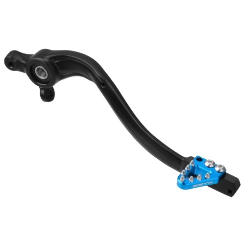 ジータレーシング(ZETA RACING) 鍛造ブレーキペダル Hブルー G6686 シンプルな構造でありながら、ライダーの好みに合わせてチップの位置を調整できるブレーキペダル。メインアームはアルミニウム鍛造製法にこだわり、高い強度と靭性をもたせた。モトクロッサーからエンデュランサー、トレールバイクまで幅広くラインナップ。 【前後の調整】チップの取付け位置を変えることで、前後2段階18mmの調整が可能。 【横方向の調整】オプションのワイドチップにより、横方向の出代を22mm広げる事ができる。 【アーム】高強度アルミニウム合金を鍛造することで、オフロード走行に必要な強度と靭性を持たせ、粘り強く折れにくい。 【チップ】アームよりも強度の高いアルミニウム材をCNC加工により、高精度に切削。また、チップピンは錆びにくいステンレス鋼を採用。 ジータレーシング(ZETA RACING)ブランドは、株式会社ダートフリークが企画、設計をしているジャパンプランニング製品です。 適合車種 KTM 250EXC '17〜23, 250SX '17〜22, 300EXC '17〜23, 300XC-W '17〜23, 350EXC-F '17〜23, 350XCF-W '17〜23, 150EXC '20〜23 HUSQVARNA FE250 '17〜23, FE350 '17〜23, TC250 '17〜22, TE150 '17〜23, TE250 '17〜23, TE300 '17〜23, TX125 '17〜19, TX300 '17〜23, FE450 '22〜23, FE501 '22〜23 GASGAS EC250 '21〜23, EC250F '21〜23, EC300 '21〜23, EC350F '21〜23, EX300 '21〜23, EX250 '22〜23, MC250 '22〜23, EC125 '25 商品コード20082316902商品名ジータレーシング(ZETA RACING) 鍛造ブレーキペダル Hブルー G6686型番ZE90-8439カラーHブルー※他モールでも併売しているため、タイミングによって在庫切れの可能性がございます。その際は、別途ご連絡させていただきます。※他モールでも併売しているため、タイミングによって在庫切れの可能性がございます。その際は、別途ご連絡させていただきます。