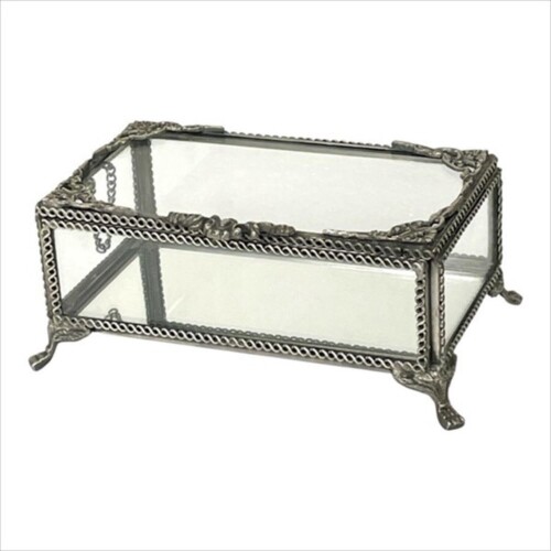 Vivienne(ヴィヴィアン) 小物入れ エステサロン ネイルサロン 87133BX-SV サイズ:約20×12×高さ8(cm) 素材・成分:真鍮・ガラス 生産国:インド 繊細な装飾が目を引く、クラシカルな雰囲気のガラスボックス。 繊細な装飾が目を引く、クラシカルな雰囲気のガラスボックス。 真鍮のフレームとガラスの組み合わせに加え、底面にはミラーを使用しており、中に入れたものをより美しく引き立てます。 蓋はチェーン付きで開閉もスムーズ。小さな脚付きのデザインが、さりげなく上品な存在感を放ちます。 華やかでアンティーク調のインテリアに映えるクラシカルカラーのゴールドと落ち着きのある品格漂うトーンで、モダンにもクラシックにもマッチするシルバーからお選びいただけます。 ■アクセサリーケースとして ■コレクションボックスに ■ギフトボックスとして:特別な贈り物をこのボックスに入れて、そのままプレゼント。ラグジュアリーな印象を演出します。 ■店舗什器として ■サイズや形状、装飾の風合いに個体差がございます。 ■アンティーク調の仕上げを施しているため、小さな傷 ■色ムラ ■黒ずみ ■仕上げの粗さなどが見られる場合がありますが、製品の特性としてご了承願います。 ■真鍮素材は経年変化により酸化し、色味が深まります。専用クロスや乾いた布で軽く拭くと輝きが戻ります。 ■ガラスには製造過程で微細な気泡や筋が入る場合があります。 商品コード20082290917商品名Vivienne(ヴィヴィアン) 小物入れ エステサロン ネイルサロン 87133BX-SV型番87133BX-SVサイズ20&times;12&times;8cmカラーシルバー※他モールでも併売しているため、タイミングによって在庫切れの可能性がございます。その際は、別途ご連絡させていただきます。※他モールでも併売しているため、タイミングによって在庫切れの可能性がございます。その際は、別途ご連絡させていただきます。