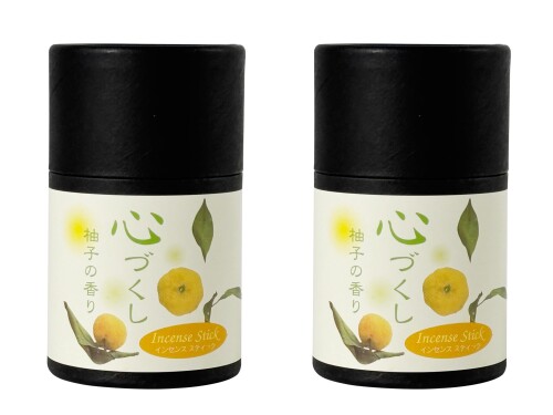 マルエス 線香 柚子の香り 2個セット 燃焼時間約12分 心づくし 50g ミニ寸線香 煙が少ない ギフト 仏具 小さなお盆 仏壇 さわやかな柚子の香りの煙が少ないミニ寸線香、小さなお仏壇用に最適なサイズです。 燃焼時間は約12分です。 商品サイズ:約直径1×長さ7cm　香り:柚子 素材:タブ粉、炭粉、香料 生産国:マレーシア ■さわやかな柚子の香り。 ■煙が少ないミニ寸線香。 ■小さなお仏壇用に最適なサイズ。 ■燃焼時間約12分。 【ご使用時の注意】 ■線香を焚いている間は、その場から絶対に離れないでください。 ■ご使用の際には、必ず不燃性の香炉、香立てを使用し、燃えやすい物を近くに置かないようにしてください。 ■線香の燃やし方(立て挿し/横置き)により、燃焼時間が多少異なります。 【保管上の注意】 ■保管は、高温多湿のところを避けてください。変質の恐れがあります。 ■小児の手の届かない所に保管してください。 商品コード20082298922商品名マルエス 線香 柚子の香り 2個セット 燃焼時間約12分 心づくし 50g ミニ寸線香 煙が少ない ギフト 仏具 小さなお盆 仏壇型番10S282-03サイズ約直径1&times;長さ7cmカラーゆず※他モールでも併売しているため、タイミングによって在庫切れの可能性がございます。その際は、別途ご連絡させていただきます。※他モールでも併売しているため、タイミングによって在庫切れの可能性がございます。その際は、別途ご連絡させていただきます。