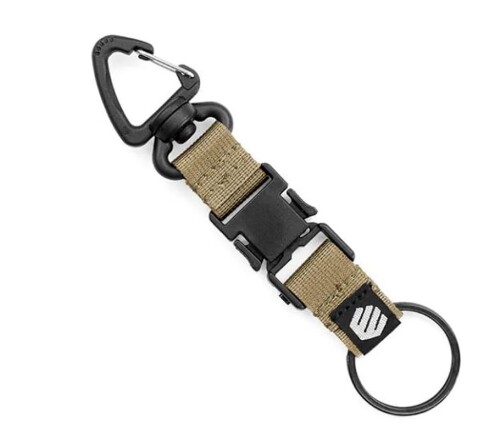 フルクリップ(FULLCLIP) BATTLE LOCK SH/バトルロックSH コヨーテ(CYT) FKH-005 本体サイズ:W:約20mm　L:約15.5cm 重量:約16g カラー:コヨーテ(CYT) 素材:高密度ナイロンテープ セパレート式の便利なキーホルダー ■セパレート式の便利なキーホルダー BATTLE LOCK SH(バトルロック スナップホック)は、本体からホルダー部分だけが分離できる便利なキーホルダーです。 ヘッドのトライアングル型スナップフックで、ベルトループやDカンなどに取り付けることができます。 本体には丈夫な高密度ナイロンテープを採用しています。 分離部分のパーツには、外した側が指に触れ続けることで、うっかり手から落ちるエラーを軽減できるタイプのサイドリリースバックルを採用しています。 ■各部詳細 ■ヘッドのトライアングル型スナップフックで、ベルトループやDカンなどに取り付けることができます ■一般的なサイドリリースバックルは外した側が指から離れる瞬間がありますが、エラーレスタイプは外した側が指から離れることがありません ※ 掲載の写真は撮影条件などから、実際の色と異なって見えることがあります。 ※ カモフラージュパターンの配色は商品ごとに違いがございます。 ※ 商品の仕様および外観は改良のため、予告なく変更することがあります。 商品コード20082192940商品名フルクリップ(FULLCLIP) BATTLE LOCK SH/バトルロックSH コヨーテ(CYT) FKH-005型番FKH-005サイズW：約20mm　L：約15.5cmカラーコヨーテ(CYT)※他モールでも併売しているため、タイミングによって在庫切れの可能性がございます。その際は、別途ご連絡させていただきます。※他モールでも併売しているため、タイミングによって在庫切れの可能性がございます。その際は、別途ご連絡させていただきます。
