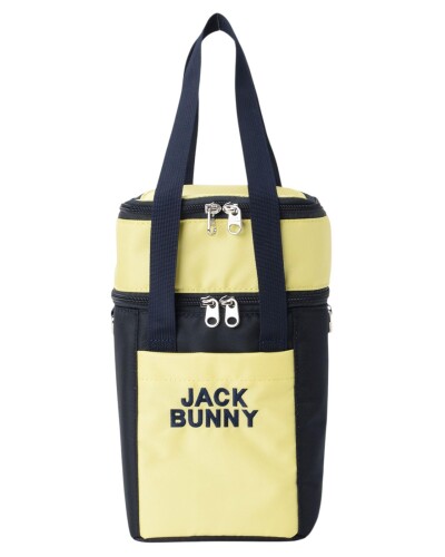 (ジャックバニー) 保冷バッグ (筒形) / ゴルフ / 262-6181401 060_イエロー FR FR:横20cm、高さ29cm、マチ14cm、取手の長さ60cm ※採寸した寸法に多少の誤差が生じてしまう場合がございます。 ■JACK BUNNY(ジャックバニー) 保冷バッグ (筒形)262-6181401 ■JACK BUNNY (ジャックバニー)より屋外スポーツであるゴルフラウンドでは必需品の保冷バッグの登場です。 内側に保冷素材を採用したタウンユースでも活躍する筒型シリーズに仕上がりました。 シンプルなロゴを施したスマートなルックスはゴルフ場でも注目の的になること間違いなしです! 。 程よいサイズなのでゴルフ以外にもアウトドアやちょっとしたお出掛けにも使用できる保冷バッグになっています。 ■保冷カートバッグ ■ W:145 H:280 D:145 ■ポリエステル素材を採用 ■ゴルフ以外にも使用できる ■正規日本代理店商品なので安心です。( ※偽物にはご注意ください! ! ) ■ゴルフを楽しくするジャックバニーからのおすすめ商品です。 ■ 【JACK BUNNY 契約プロ】大里桃子プロ、佐久間朱莉プロ、中里光之介、村田理沙プロなど有名選手が名を連ねるゴルフ界キングブランドです。 商品コード20082228949商品名(ジャックバニー) 保冷バッグ (筒形) / ゴルフ / 262-6181401 060_イエロー FR型番262-6181401サイズFRカラー060_イエロー※他モールでも併売しているため、タイミングによって在庫切れの可能性がございます。その際は、別途ご連絡させていただきます。※他モールでも併売しているため、タイミングによって在庫切れの可能性がございます。その際は、別途ご連絡させていただきます。