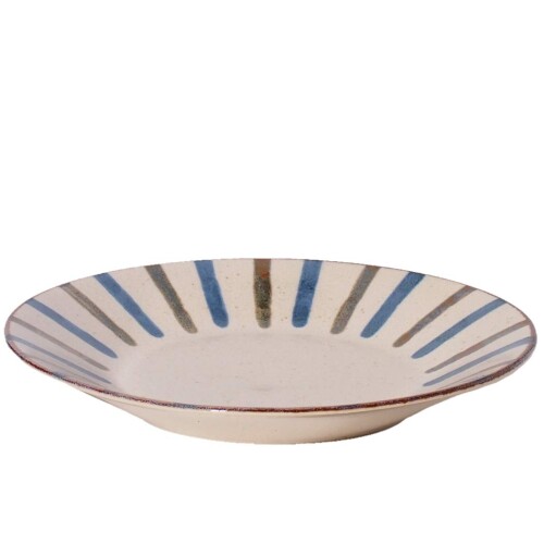 みのる陶器 美濃焼 南風 240皿 雨 反型7寸皿 サイズ:[ファイ]23.8×H3.5cm 本体重量:550g 素材・材質:磁器 生産国:日本 説明 スタイリッシュな形状に民芸、やちむんテイストの可愛らしいモチーフ。 いつもの食卓を楽しむために、皆様にとって身近なテーブルウェアになるように。 藍色とアメ色が落ち着いた印象を与えてくれるプレート。 自然をモチーフにした5つの柄はどれも印象的でかわいらしく、食卓だけでなく食器棚までオシャレに魅せてくれます。 形状はうつわのフチが反っている反型(そりがた)プレートは持ちやすく重なりもキレイです。 コチラの南風(ぱいかじ)シリーズは釉薬の濃淡や、柄のにじみが表面に目立つ箇所がございますが、 不良品ではございませんので、ご了承の上ご注文くださいますようお願い申し上げます。 安全 ■安心の日本製。 電子レンジ ■食洗機使用できます。 商品コード20048002958商品名みのる陶器 美濃焼 南風 240皿 雨 反型7寸皿型番4965583003328サイズ反型7寸皿カラー雨※他モールでも併売しているため、タイミングによって在庫切れの可能性がございます。その際は、別途ご連絡させていただきます。※他モールでも併売しているため、タイミングによって在庫切れの可能性がございます。その際は、別途ご連絡させていただきます。