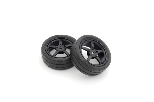 京商 (Kyosho) 接着済TCタイヤFZ02 (M/5Sレーシングホイル/ブラック/2入) FATH705BKMB 1/10スケール FAZER Mk2シリーズ FZ02 / FZ02L シャシー用接着済タイヤ。 1/10スケール FAZER Mk2シリーズ FZ02 / FZ02L シャシー用接着済タイヤ。 レースシーンをイメージした、京商オリジナルデザインのホイールを装着。 ※本製品に燃料、電池、バッテリー、充電器、塗料、接着剤、オイル、グリス、工具等は含まれません。 商品コード20081786964商品名京商 (Kyosho) 接着済TCタイヤFZ02 (M/5Sレーシングホイル/ブラック/2入) FATH705BKMB型番FATH705BKMB※他モールでも併売しているため、タイミングによって在庫切れの可能性がございます。その際は、別途ご連絡させていただきます。※他モールでも併売しているため、タイミングによって在庫切れの可能性がございます。その際は、別途ご連絡させていただきます。
