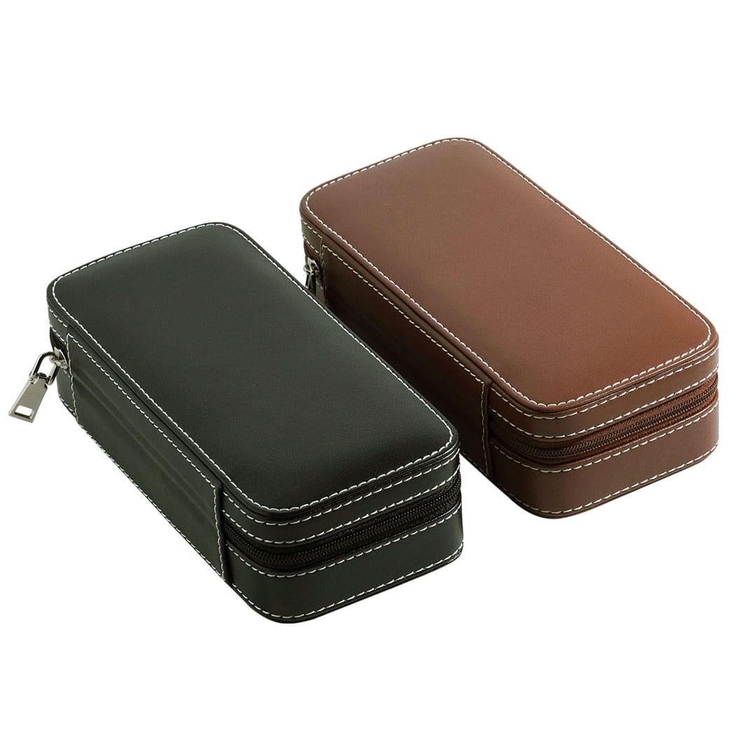 　商品説明 旅行時などに便利な、腕時計ひとつと替えベルト等の備品が収納可能なトラベルケースです。たっぷりとしたクッション材と固定バンドに加え、フリップタイプの中敷きで時計を保護します。ラインナップはワンサイズ、ツーカラーをご用意しました。 商品スペック カラー ブラック ブラウン サイズ 本体サイズ（幅×奥行×高さ）：175×85×50mm 時計収納部：長さ/143mm・深さ/18mm・円部直径/50mm 素材 シンセティックレザー