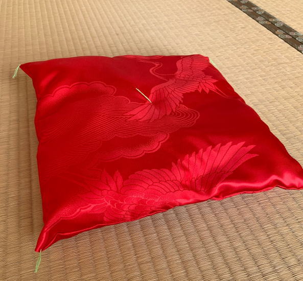 飾り座布団（赤）30センチ角　※転倒防止の為中綿少な目