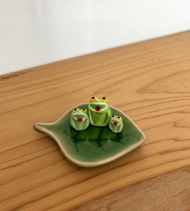 カエル　置物［葉っぱに乗ったカエルさん］木の葉蛙　3匹　葉のり蛙　陶器製