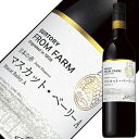 “つくり手が日本の風土と向き合って、ぶどう畑からつくるお酒”という日本ワインの価値を発信するサントリーのワインブランド。 サントリーは「良いワインはよいぶどうから」の理念のもと、100年以上にわたって日本の風土と向き合い、栽培・醸造技術を磨き上げ、ぶどうづくり・ワインづくりに取り組んできました。 「登美」をはじめとする商品が国内外のコンクールで多数受賞するなど、当社の取り組みと品質に高い評価を獲得しています。 「SUNTORY FROM FARM」は、ぶどう品種やテロワール、ワイナリーのものづくりへのこだわりなど、お客様に感じていただきたい価値を打ち出した4つのシリーズを展開しています。 品種シリーズ 品種シリーズは、日本固有のぶどう品種である甲州、マスカット・ベーリーAを使用した、日本の食事と寄り添うワインシリーズ。 「マスカット・ベーリーA」は1927年に、新潟県高田にある岩の原葡萄園で、川上善兵衛氏の交配によって生まれた、日本の新潟県が原産のぶどうです。 2013年に日本の黒ぶどうとしては初めて、世界的に醸造用のぶどうとして登録されました。 「甲州」は山梨県原産の日本固有のぶどう品種で、1,000年近くの歴史を持っています。 2010年に日本のぶどうとしては初めて、世界的に醸造用のぶどうとして登録された、日本を代表する白ぶどうです。 ITEM INFORMATION ベリー系の赤い果実の香り ほんのりとスパイシーなニュアンス 軽やかで飲みやすい赤ワイン SUNTORY FROM FARM Muscat Bailey A Japan Elegance サントリー フロムファーム マスカット ベーリーA 日本の赤 サントリー フロムファーム マスカット ベーリーA 日本の赤は、「日本ワインの父」と呼ばれる川上善兵衛が1927年に開発した日本を代表する赤ワイン用品種を使用。 日本の食卓に寄り添う日本の赤。 チャーミングでフレッシュな酸味が楽しめる山梨産の原酒と、凝縮感が特長の赤～黒系果実のニュアンスある塩尻産の原酒をバランスよくブレンド。 山梨産はタンク熟成、塩尻産は樽熟成と、各産地の特長を活かした熟成です。 Tasting Note イチゴ、さくらんぼのような赤系果実やバラのような華やかな香りが特長。 タンニンも穏やかで親しみやすい香りと口当たりでありながら、味わいの充実感、飲みごたえもしっかりあります。 バラやスミレ、木苺のジャムなど、赤系小粒果実とフローラルな香りが最初に感じられ、続いて綿あめのような甘い香りがやさしく立ち上がります。 優しい口当たりと穏やかなタンニンで、気軽に飲むのに最適です。 ワイン初心者にもオススメしたい、華やかな香りと、果実感ある心地よい味わいが特長の、軽やかで飲みやすい赤ワインです。 商品仕様・スペック 生産者登美の丘ワイナリー 生産地日本/山梨県 生産年2020年 品　種マスカット・ベーリーA88％、メルロー12％ テイスト辛口 タイプ赤 / ミディアムボディ 内容量750ml 提供温度14-16℃ 合うお料理酸味のきいたトマトソース系の「ラザニア」や「パスタ」、軽めのお肉料理や赤身の魚、甘辛く味付けた日本のいろいろなお料理 ※ラベルのデザインやヴィンテージが掲載の画像と異なる場合がございます。ご了承ください。※アルコールとアルコール以外を同梱した場合、楽天のシステム上クール便を選択できません。クール便ご希望の方は、備考欄の「その他のご要望」に記載ください（クール便代金 324円（税込））。
