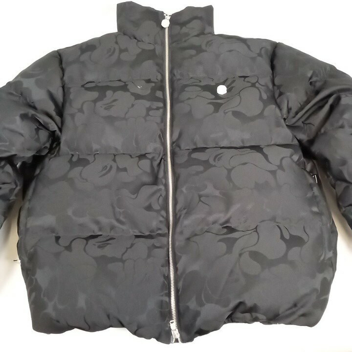 製品仕様 商品名 APE エイプ TONAL SOLID CAMO PUFFER DOWN JACKET 型番 001DNJ801057I シリアル — ライン/素材 ポリエステル ナイロン ダウン フェザー 色 ブラック サイズ 表記：M 着丈 約60cm、肩幅 約51cm、身幅 約57cm、袖丈 約52cm 付属品 付属品はございません。 その他商品説明 ▼商品コンディションコンディションランク：BS：ほぼ新品・未使用A：非常に良いB：良いC：おおむね可D：ジャンク品・大破あり▽コンディション詳細右胸辺りに汚れ 発送詳細 ※一部のお品物は同梱できない場合がございます。 また、同梱の場合別途送料をお預かりする場合もございます。 ※未開封品はお問い合わせいただいても開封確認はいたしかねます。 ご注意事項 ※モニターの発色の具合によって実際のものと色が異なる場合がございます。ご了承ください。