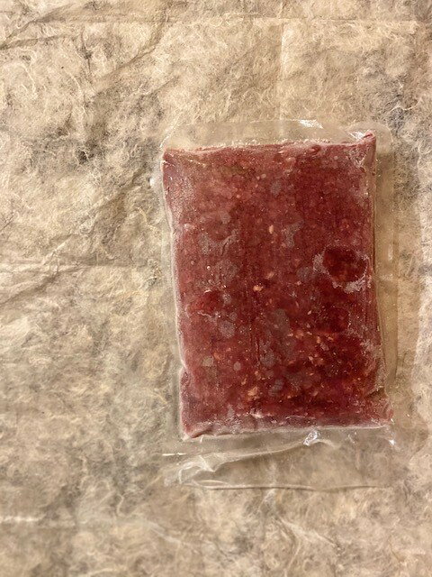 上品かつ上質な旨みが特徴な但馬鹿のミンチ。旨味の濃い部位を中心に挽いている為、味わいの広がりが濃厚。そして、圧倒的な屠殺クオリティーの高さからくるキレのよさ。ただのミンチと侮るなかれ。「アレルギー情報は変更される場合があります。お召し上がりの際は必ず商品パッケージの表示をご確認ください」