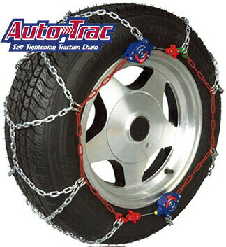 【商品情報】■メーカー：SCC JAPAN ■商品名：AutoTrac オートトラック [亀甲型チェーン／自動増し締め式] ■商品型式：AT904 ■重量：2.56kg／ペア（チェーン本体） ■内容：1ペア（タイヤ2輪分）、専用バッグ・グローブ付 【特長】・自動増し締め機「オートコネクター」を2個搭載。走行中にチェーンのゆるみを自動で巻き取ります。・車両を動かさずに装着でき、片側約50秒のスピード装着。チェーン初心者の方にもおすすめです。・横滑りに強い亀甲型パターンで、深雪やカーブ・山道でも安定した走行をサポートします。 【適合サイズ】（2025-2026年版メーカーカタログ準拠）●夏タイヤ（ノーマル）・155/80R14・165/80R13・165/70R14・165/60R15・175/60R14・175/55R15・175/70R13・165/65R15・175/65R14●スタッドレスタイヤ・155/80R14・165/70R14・175/70R13・165/60R15・175/60R14・175/65R14・165/50R16・175/55R15※タイヤと車体とのすき間（クリアランス）が25mm以上必要です。※補修パーツ（クロスメンバー・サイドチェーン等）の販売、およびクロス交換サービスはございません。≪発送について≫※本商品はメーカーからのお取り寄せ品です。お届け先によって発送方法とお届けまでの日数が異なります。・お届け先が法人様の場合：メーカーより直送いたします。・お届け先が個人様の場合：メーカーから弊社へ入荷後、弊社より発送いたします。そのため法人様宛てよりもお届けまでにお日にちをいただきます。※代金引換はご利用いただけません。※沖縄県および離島への発送はできません。※一部地域では、日時指定・配達時間指定ができない場合がございます。あらかじめご了承ください。 　■SCC JAPAN タイヤチェーン 適合表 ★ 商品の取付けおよび交換の作業を行う場合は、必ず正しい商品知識を持った専門店にご依頼して下さい。 ★ 商品不具合に関しましては、メーカー検証後の対応とさせていただきます。 　　なお、検証中の代替品はございませんのでご了承下さい。 ★ 万一不具合が発生した場合には商品交換のみの対応となります。 　　工賃およびその他費用のご請求につきましては誠に申し訳ございませんが応じかねますことをご了承下さい。自動増し締め機「オートコネクター」搭載 取り付け方法