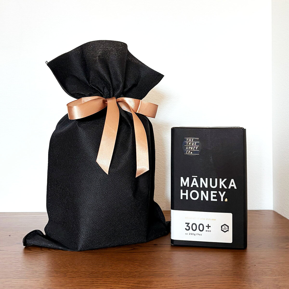 トゥルーハニーのマヌカハニーが1つ入るサイズのラッピング袋です。 プレゼントの際にご利用ください。ご希望の枚数をご購入くださいませ。 ※巾着型ラッピング袋は折りたたんだ状態で商品と同梱いたしますので、届きましたら商品を入れてご使用くださいませ。 ※送料無料の「ゆうパケット」対象の商品と一緒にご購入いただいた場合、佐川急便でのお届けに切り替わるため送料550円がかかる場合がございます。ご了承ください。