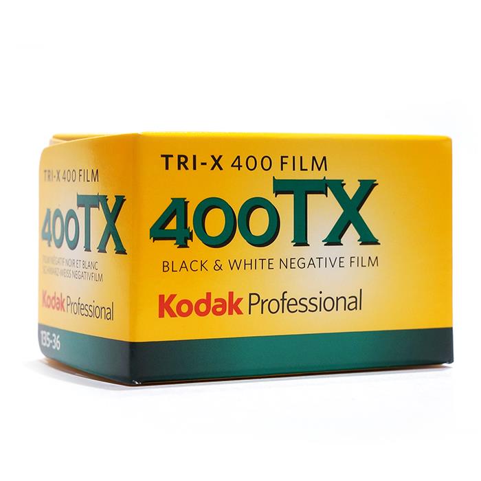 種別：フィルム NOTE【一時的なフィルムパトローネ上部パーツ素材代替変更について】Kodak 135 フィルムパトローネキャップ(フィルムパトローネ上部パーツ)につきまして世界的な供給不足により、現在のTin free steel（TFS）カラー：ブラックより Tin plate steel (TPS) カラー：シルバーへ一時的に代替変更となっている個体がございます。代替品につきましても品質検査における基準を満たしております。トライ-X 400フィルムは、薄明かりの下や速い動きを撮影、被写界深度を深くして速いシャッター速度での撮影やストロボ光で撮影できる距離を伸ばしたいときに適した高感度（ISO400/27）パンクロマチックフィルムです。トライ-X 400フィルムは、増感現像してもご使用いただけます・微粒子 高品質の画像を再現します・広い露光ラチチュード 露光アンダー気味または露光オーバー気味のネガティブから品質の良いプリントを得られます。・高いシャープネス 中位の倍率に引伸しても、プリント上で被写体のディテールが保たれます。・高解像度 ディテール再現に優れます。