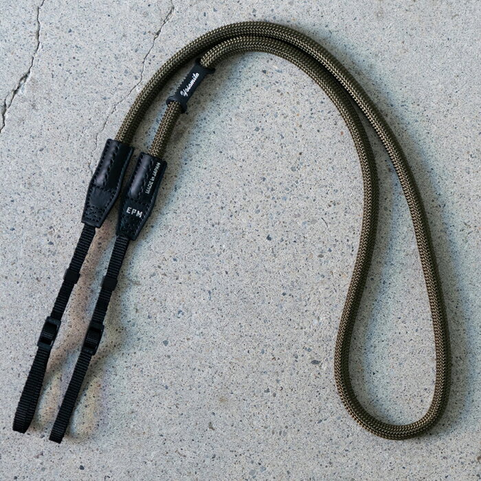 種別：ストラップ NOTEストラップホール平紐タイプの一眼レフに対応した「YOSEMITE CAMERA STRAP PRO LOOM」が新登場。 CanonやNikonなどの平紐タイプ／三角リングタイプのカメラに対応。長さ調整可能（約111cm～134cm）で快適なフィット感。 平紐幅は8mmになります。本格クライミングロープを使用した、斜めがけ仕様のストラップです。 【MADE in JAPAN】あなたの大切なカメラをタフなクライミングロープで守ります。 最上級レザーを日本の熟練された職人が丁寧に一本一本縫製しています。 レザー製フックパーツも装備し、カラビナ等で露出計やフィルムなどの小物を装着するのに便利です。 ※二重リング接続タイプのカメラに装着する三角カンは付属しておりません。※ハンドメイドのためサイズに誤差が生じる場合があります。※本製品はクライミング用ではございません。クライミングには使用しないでください。装着中は事故やケガ防止のため、過度な負荷や突発的な衝撃等、負荷のかかる激しい運動などはご控えください。