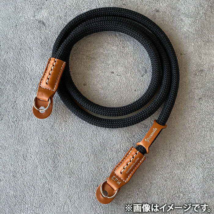 種別：ストラップ NOTE本格クライミングロープを使用した、斜めがけ仕様のヨセミテカメラストラップ・あなたの大切なカメラをタフなクライミングロープで守ります。・最上級レザーを日本の熟練された職人が丁寧に一本一本縫製しています。・レザー製フックパーツも装備し、カラビナ等で露出計やフィルムなどの小物を装着するのに便利です。・ロープを結ぶ事でサイズ調節が可能です。長さ：126cm生産国：日本