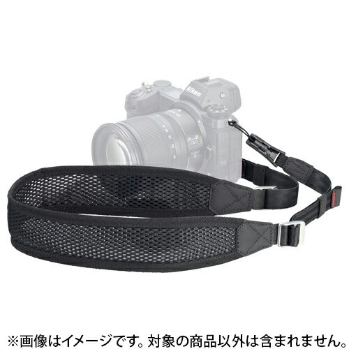 種別：ストラップ NOTEYKKねじれ軽減クイックリリースパーツを採用した通気性とクッション性に優れた軽量3Dメッシュ素材のストラップ円筒形のアンカーが回転することでねじれを軽減し、素早く確実な着脱が可能になるYKK 社の日本製クイックリリースパーツを採用した「アンチツイストストラップ」シリーズ。「ドライメッシュ50」は、幅 50mm のストラップ全体に、通気性とクッション性に優れた軽量 3D メッシュ素材を採用。汗や熱を効率的に逃がし、長時間の撮影や高温多湿な環境下でも快適性を維持します。ストラップのねじれ軽減効果と相まって、安定したホールド感と蒸れにくい快適な装着感を提供します。■主な特徴アンカーが回転して「ねじれ」を軽減クイックリリースパーツのコネクター部に組み込まれた円筒形のアンカー（カメラ側パーツ）が、カメラの動きに合わせて360度自由に回転。撮影中や移動中に起こるストラップの不快なねじれや絡まりを軽減し、常に快適な装着感を提供します。クイックリリースパーツは安心の日本製です。※ストラップは中国製です。軽量 3D メッシュによる快適性軽量でクッション性に優れ、高い通気性により熱や蒸れを効率的に排出する 3D メッシュ素材を全面に採用しています。保水しにくい構造のため、汗をかいてもべたつきにくく、万が一濡れてしまっても乾きやすいので、ドライで快適な装着感を維持します。首掛けも斜め掛けも簡単調節アジャスターがストラップの両側に付いているので長さ調節が簡単。ストラップの長さを大きく調節でき、シンプルな首掛けスタイルにも、斜め掛けスタイルにもできます。最適なカメラ携行スタイルが選べます。ストラップの着脱が簡単にクイックリリースパーツにより、ストラップの着脱が格段に容易になります。カメラの収納時、三脚やジンバル使用時にストラップが邪魔になるのを防ぎ、また、フード付きの服を着用している際や、満員電車や狭い乗り物など身動きが取りづらい場所でもストラップに手をまわす必要がありません。カメラ間・ストラップ間の付け替えも容易に付属するアンカーだけでなく、同シリーズのストラップや別売りのアンカーパーツを用意することで、複数のストラップを1台のカメラで使い分けたり、複数のカメラ間で「ドライメッシュ 50」を瞬時に付け替えることが可能となり、機材運用の柔軟性が格段に向上します。■主な仕様全長： 約 950 ～ 1400mmストラップ部長さ：約 600mmストラップ部幅：約 50mm先ヒモ長さ： 約 55mm先ヒモ径： 約 1.5mm重量： 約 70g材質：ポリエステル、POM