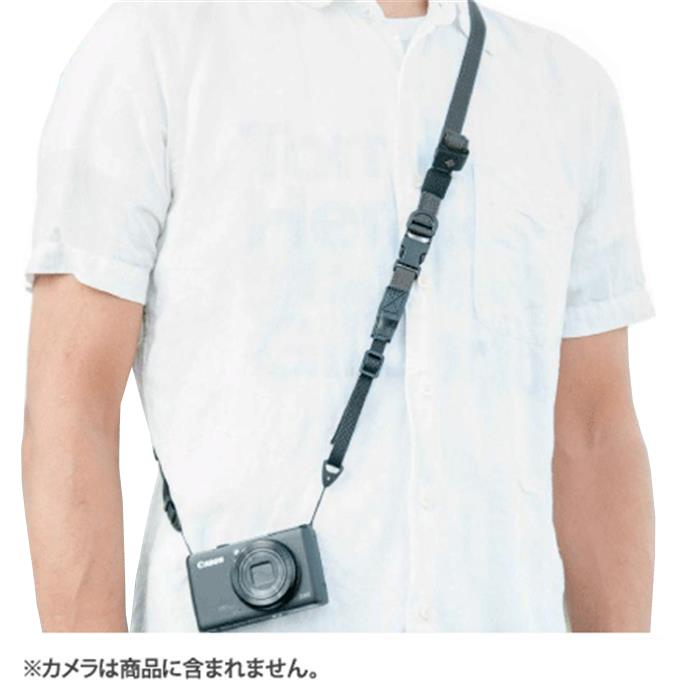 種別：ストラップ NOTEワンアクションでストラップの長さを調節できるDIAGNLのカメラストラップから、コンデジ、ミラーレス、マイクロ一眼の使用に特化したサイズを発表します。これまでのカメラを携帯する考え方を一変してくれます。長さ調整が簡単に調節が出来るのはもちろんですが、カメラが動かない様に体にフィットさせて携帯し移動できます。撮りたい被写体を見つけた時には、瞬時にストラップをゆるめ、素早く撮影ポジションを取ることができます。また、着脱可能なバックルは、電車など身動きが取りづらい場所で、ストラップを体からはずす時に非常に便利です。シートベルト織のテープを使用。しなやかながら、抜群の強度を誇っています。テープ幅 :15mm推奨カメラ :マイクロフォーサーズ・レンジファインダーカメラ・コンパクトデジタルカメラ（レンズ込みの重量が1.5kg以下のカメラをお勧め）