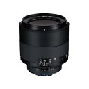 種別：交換レンズ NOTEプラナー設計のZEISS Milvus 1.4/85 レンズは、ポートレート写真に適したシンボル的存在です。透明感あふれる描写、忠実な色再現、豊富な階調表現、美しいボケ味などすべての要素が息づいているレンズです。■主な特徴Excellent imagery, even in difficult light conditionsすべてのレンズにはZEISSの T* 反射防止コーティングが施されています。それぞれのレンズに最適化したコーティングレイアウトにより、フレアやゴーストの発生を極限まで抑えています。ZEISS T* コーティングに加え、レンズのエッジ部分には繊細な手作業による墨塗りがなされています。また鏡筒内には内面反射を抑制するための特殊な表面処理やフレアカッターを設け、不要な反射を防止しています。さらにカラーフリンジを最小限にとどめるため、異常低分散ガラスを有効に採用しています。 Future-proof solution for high-resolution camera systemsZEISS Milvusレンズの素晴らしい画質は、進む高画素化を念頭に置いて設計されました。収差バランスの最適化により得られる立体感とグラデーション。どこまでも粘るハイエストライトと限界まで残すディープシャドー。高画質への飽くなき追求により未来がどのような展開を示そうとも、ZEISSのMilvusレンズはあらゆる場面において最良な選択となるでしょう。 Creative still and video photography through precise, manual focusingレンズのピントをマニュアルで合わせるということは、自分の指先で繊細に主題をコントロールできるということを意味します。ZEISS Milvusレンズは、精確なピント合わせを可能にする大きな回転角を有しています。最高レベルのフォーカシング・メカニズムとレンズ鏡筒に刻まれたメートルおよびフィートによる距離表示が、撮影者のクリエイティブな挑戦をサポート。また、静かで滑らかな絞り（ZF.2マウントはデクリック機構付き）と、大きなピントリングの回転角はビデオ撮影にも最適といえます。Long-lasting product with protection against environmental influences人間工学に基づいたデザインは、撮影者の疲労と手ブレを軽減。総金属製の鏡筒を持つレンズは、絞りやフォーカシング操作における高い質感と満足感を得ることができるでしょう。ZEISS Milvusレンズは、美しい外観と優れた操作性だけでなく、内部にはホコリや水滴の侵入を防ぐ特殊なシーリング構造が採用されており、過酷な条件下での撮影に対しても配慮されています。Stable image performance over the entire focusing rangeツァイスがレンズの良否を論じる場合は、人の目を基準とした独自の画質分析を中心にしている。人の目で見たままの自然をレンズを通して、的確に再現できるかどうかがレンズ製造者にとっては最大の関心事なのだ。こうして作られたレンズには「これはツァイスだ」とわかる個性がある。モノクロでの冴えた黒の描写、カラーでの温かい色彩。その個性がレンズを手にした表現者を魅了し続けるのである。■主な仕様焦点距離 :85 mm絞り値 :f/1.4 - f/16撮影距離 :0,80 m - ∞レンズ構成（枚/群） :11 / 9画角 (対角線/水平線） :29° / 24° / 16°最近接撮影範囲 :303 mm x 201 mmフィルター径 :M77 x 0.75サイズ（キャップも含む） :ZF.2: 119,0 mm質量 :ZF.2: 1.210 g