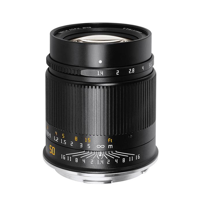 種別：ミラーレス用MFレンズ NOTE銘匠光学 TTArtisan 50mm f1.4 ASPHは、最新の工学設計を採用した大口径の標準レンズです。EDレンズ1枚、非球面レンズ1枚、高屈折低分散レンズ8枚を贅沢に採用することで高い解像度を実現。超高画素時代にふさわしい圧倒的な描写力を誇ります。大口径ながらコンパクトなサイズで、カメラボディとのバランス・携帯性を考慮した設計となっています。■主な仕様対応マウント：ライカL(バヨネット)焦点距離 : 50mm（35mm判換算）レンズ構成 : 8群10枚（ED(特殊低分散)レンズ1枚、ASPH非球面レンズ1枚、高屈折低分散レンズ8枚）フォーカス：MF(マニュアルフォーカス)絞り:F1.4-F16絞り羽根：12枚最短撮影距離：0.5mフィルター径：49mm対応撮像画面サイズ：35mmフルサイズ