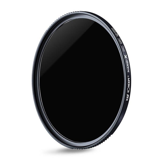種別：フィルター NOTE超薄型の高濃度NDフィルターNano-X ND1000フィルターは、光量1／1000に減光できる色再現力に優れたフィルターです。ガラス両面に精密研磨を施し平面性と透過性を高め、光の透過率を最高レベルにひきあげました。減光することで絞りやシャッター速度の選択の幅を拡げ、より理想的な表現ができます。風景写真や動画撮影時、長時間露出撮影にも最適。マルチ耐性コーティング技術により、撥水／防汚・耐久性に優れ、野外の過酷な撮影にも対応します。枠は密閉性の高い金属製、緩みやレンズからの落下を防ぎます。【主な仕様】ガラス：ドイツSCHOTTガラス社の光学ガラスコーティング：MRCナノコーティング枠:ケラレにくい薄枠設計