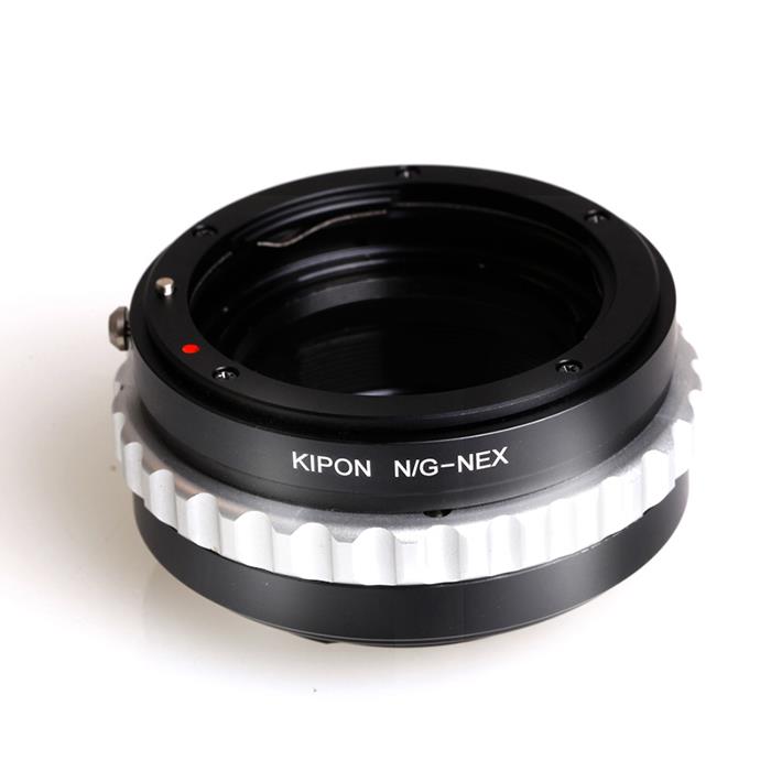 種別：マウントアダプター NOTE対応レンズ：Nikon F/Gマウント対応カメラ：SONY Eマウント【主な仕様】・素材には上質なアルミ、真鍮を使用しており、軽くて丈夫な作りになっています。・後玉の大きなレンズは装着できない可能性があります。・「メニュー」-「セットアップ」-「レンズ無し時のレリーズ」を「許可」にしてください。・全てのレンズとの取り付けを保証するものではございません。レンズとの相性もございます。※生産ロットによりマウントアダプターのデザインが写真と異なる場合があります。