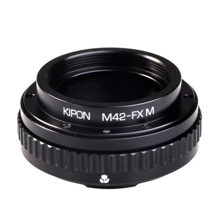 種別：マウントアダプター NOTE対応レンズ：M42マウント対応ボディ：富士フイルムXマウント接写撮影に必要なヘリコイドを搭載接写撮影に必要なヘリコイドを搭載、より近い距離での撮影にもご使用いただけます。全てのレンズとの取り付けを保証するものではございません。レンズとの相性もございます。※生産ロットによりマウントアダプターのデザイン(三脚座、刻印等)が写真と異なる場合があります。