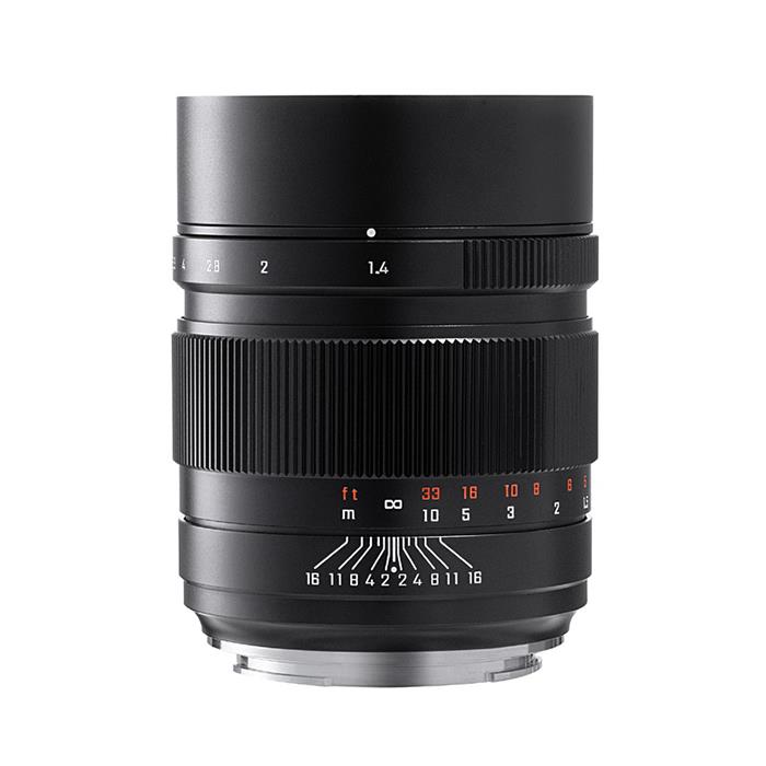 種別：中判カメラ用レンズ NOTE『SPEEDMASTER 65mm F1.4』は、中判のイメージセンサー（43.8×32.9mm）に対応した超大口径の標準レンズです。レンズ構成はEDレンズ1枚を含む7群11。開放F1.4から卓越した描写力を持ちながら、柔らかで自然なボケ味が得られます。また、レンズの保護等に便利なレンズフード（逆付け収納型）を付属しており、フードをレンズから取り外し、逆にして取り付け使用します。付属品：専用フード付属（逆付け収納型）■主な仕様焦点距離：65mm（35mm判換算：51mm相当）フォーカス：MF（マニュアルフォーカス）レンズ構成：7群11枚（EDレンズ1枚、超高屈折率レンズ2枚、高屈折低分散レンズ3枚）対応撮像画面サイズ：中判フォーマット43.8×32.9mm最短撮影距離：0.7m最大撮影倍率：0.12倍絞り：F1.4-F16絞り羽根：9枚フィルター径：72mmサイズ：Φ82×106mm質量：約1100g