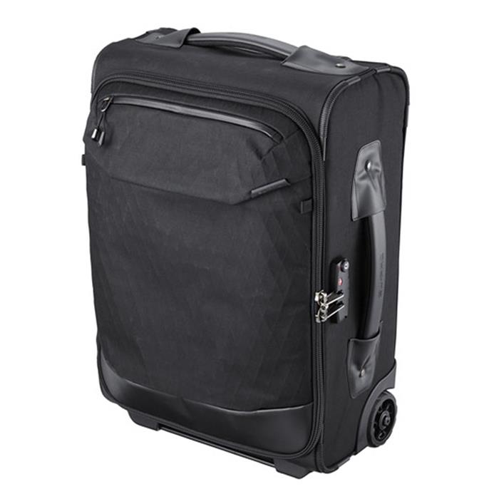 種別：カメラバッグ NOTE大容量の機材を軽快に運搬可能な高性能ローラーバッグプロ用一眼カメラ2台と多数の交換レンズや撮影機材を収納し、高い堅牢性でしっかり機材を保護しながら、空港や駅、ホテル内などで軽快でスムーズな運搬ができる機内持ち込み対応サイズの高性能ローラーバッグです。カートシステムには、耐摩耗性や静音性に優れた TPU 製ホイール、機材の重量に耐える高品質のハンドルユニットを採用しています。出張撮影や機材量の多いフォトグラファーの心強いパートナーです。堅牢性と静音性に優れたローラーバッグ高い堅牢性でしっかり機材を保護しながら、軽快でスムーズな運搬ができる静音性に優れたローラーバッグ。機内持ち込み可能なサイズです。強度・軽さ・防水性を備えた高性能素材「X-Pac X50」を採用メイン素材に採用している「X-Pac」は、セイルクロス（ヨットの帆）でシェア世界一を誇る DIMENSION-POLYANT社が開発した高性能素材です。表生地と裏生地の間に X-PLY という強靭なポリエステルファイバーを特殊な方法で貼り合わせた3層構造で、表生地は DWR 耐久撥水加工を施したミルスペックの500Dナイロン、裏生地に撥水ポリエステルファブリックを使用し、高い強度・防水性・軽さを兼ね備えています。側面や角部分には耐水圧1750mmを誇る500Dナイロンを採用バックパックの側面や角部分などには、耐水圧1750mmを誇る500Dナイロンを採用しています。防水性が高く耐摩耗性にも優れ、機材の保護性能やバッグの耐久性向上に寄与しています。耐久性、安定性、操作性に優れた高品質なカートシステム耐久性、操作性に優れた高品質なハンドルユニットと、滑らかに回転し静音性に優れた TPU 製ホイールを採用。軽快でスムーズな移動が可能です。ホイールは内部クッションを外し、ナットを緩めることで交換することが可能です。大口径レンズを装着したプロ用一眼カメラと交換レンズ等が入る大容量設計大口径レンズを装着した一眼レフカメラや高級ミラーレスカメラとサブカメラ、多数の交換レンズ、スピードライト、クリーニングアイテム等を収納可能な大容量設計です。メインフラップ内側には角度調整が可能な開き止めストラップと、アクセサリーや小物の収納に便利な中身の見えるファスナーポケットを備えています。自由度の高いディバイダ―システム可変式の仕切りを豊富に備えたディバイダーシステムはカスタマイズの自由度が高く、位置調整や着脱により様々な種類の機材に収納対応します。200-500mm f/5.6 クラスの超望遠レンズを装着したプロ用一眼レフカメラや折り畳み式ドローンの収納にも対応し、仕切りのレイアウト次第では一眼カメラと最大 10 本程度の交換レンズを収納することも可能。幅広い撮影ニーズに応える優れた収納機能を備えています。ノートPCも収納できる大型フロントポケットフロント部の大型のファスナーポケット内部に14インチ程度のノートPC用のスリーブを備えています。コーナー・ボトムプロテクター各コーナー部と底にはプロテクターを装備。収納部の保護性能をより強固なものにし、ローラーバッグ自体の耐久性も向上させます。しっかり握れてフラットになるコンフォートハンドル天面と側面には、重い機材重量をしっかりと支えることのできる硬質なクッション仕様のハンドルを装備しています。 バッグを持ち上げて階段や段差を移動する際も安定した持ち運びができます。握って重量がかかるとハンドル全体が引き出され、使用しない時はフラットになる構造です。TSA対応ダイヤルロックファスナーは耐久性に優れYKK社製の大型タイプを採用。スライダーには南京錠などをかけることのできるロック穴付きタイプを使用しています。セキュリティーに配慮したダイヤルロックはTSAロック対応です。ハンドルとしても使用できるフットレール底面には、自立をサポートするフットレールを装備。積み下ろしの際などに便利なハンドルとしても利用できます。底面の素材には防汚性と防水性に優れたターポリン素材を採用。付いてしまった汚れも素早く拭き取ることができます。側面・背面にフットスタンドを装備側面と背面にはフットスタンドを6か所に装備しているのでバッグの置き方を問わず、バッグの生地の面が地面に接することなく汚れを防ぎます。突然の雨でも安心の耐水圧1500mmレインカバー大切な機材を雨から守る耐水圧1500mmのレインカバーが付属しています。バッグ背面に設けられた専用スペースに格納しておく事で、突然の雨でも素早く装着することができます。バランスの良い三脚センター取付け三脚はバランスの良いセンター取付けが可能。前面下部に格納されているレッグポケットと、フロントポケット上部に格納されたセンターベルトで固定し、さらに付属の三脚固定ベルトを前面のループに通して二重で固定するので振動などで外れる心配がありません。カメラ収納部内寸法：約W310×H450×D130～170mmPC 収納部参考収容寸法：約W225×H400×D20mm外寸法：約w370×H540×D240mm重量：約4,500g材質：X-Pac X50、ナイロン、ポリエステル、PVC付属品：インナーケース、中仕切り×16、機材固定ベルト×3、三脚固定ベルト、レインカバー