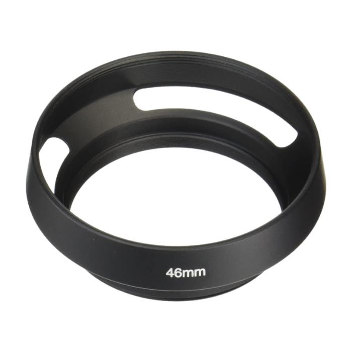 種別：レンズフード NOTEクラシックメタルレンズフード ブラック 46mmライカ風のクラシックな外観の汎用穴開きメタルレンズフード46mmです。金属製で表面は半光沢のブラック塗装、内側は内面反射を防ぐため、つや消しの黒色塗装がなされています。35mm判換算で焦点距離35mm以上のレンズ用です。対応ねじ直径は46mmで、取り付けはねじ込み方式となります。最大外径61mm、最小内径46mm、高さ約21mm。フード内部に46mm径のレンズキャップを取付可能です。フード先端は、ネジ切り処理がされておりますので、本製品を取り付けたままフード先端に55mm径のフィルターやレンズキャップを装着することが可能です。各社46mm径レンズに装着可能です。フードのスリット穴数は3穴になります。