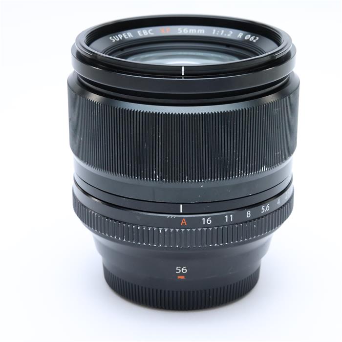 外観状態:並品 マップ保証期間:6ヶ月保証 付属品など:レンズフロントキャップ・レンズリアキャップ・レンズフード【ココがポイント！】大口径の中望遠レンズ焦点距離85mm(35mm判換算)でF1.2の大口径を活かした美しい背景ボケを表現できる、ポートレート撮影に最適なレンズ。 異常分散レンズ2枚、両面非球面レンズ1枚を含む8群11枚の新規設計の光学系は、対物側の4枚の凸レンズが、光線を緩やかに変化させると共に非球面レンズによって球面収差を良好に補正し、開放絞り側から高い解像度を実現しました。また、XFレンズの特長のひとつである金属の絞りリングをはじめとする外装の細部まで、手になじみ、操作のひとつひとつが心地よく感じるデザイン、品位にこだわりました。◎点検スタッフからのコメント【外観】全体的にキズ/塗装はがれが目立ちますが、実用品として問題なくお使い頂ける商品です。【機能面・操作】フォーカスリングが僅かに固くなっていますが、撮影に問題はありません。【その他】後玉にチリゴミ、薄クモリがありますが、撮影に影響の無い範囲です。※お求めの後2週間以内の初期不良はご返品可能です。#251030-n