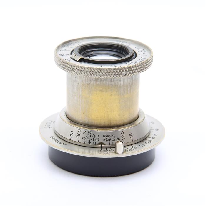 外観状態:並品 マップ保証期間:6ヶ月保証 付属品など:レンズフロントキャップ・レンズリアキャップ（社外品）【ココがポイント！】ライカA型に搭載され、1930年にレンズ単体の製造が始まってから1951年までの約20年間製造されたライカの50mmを代表するレンズです。長期に渡り製造されていた本レンズは様々な仕様の違いや希少モデルも存在しており、中でも初期モデルを象徴するニッケルメッキ仕様は、独特の質感とクラシックな佇まいが魅力的です。柔らかく繊細な描写が特徴で、開放ではクラシックな滲みを伴った優雅なトーンを描き、絞ることでシャープな写りへと変化します。「エルマーに始まり、エルマーに終わる」というな言葉も存在するほど、ライカの歴史と魅力を象徴する1本となっています。◎点検スタッフからのコメント【外観】外観にスレやキズ、打痕、塗装剥げなどの使用感が見受けられます。実用に適したお買い得な商品です。【機能面・操作】各部動作良好な商品です。【光学系】レンズ内に薄クモリ・カビ痕があり経年相応の状態です。現代の基準では逆光や光源に弱く感じられますが、オールドレンズらしい描写としてお楽しみください。【その他】絞り羽根にスレがありますが、動作には影響なく、快適にお使いいただけます。※お求めの後2週間以内の初期不良はご返品可能です。#251114-n