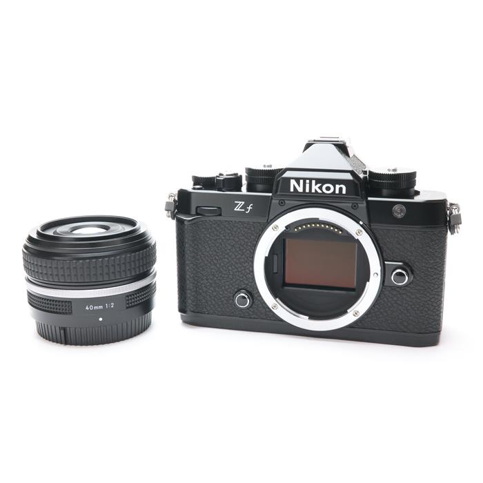 外観状態:美品 マップ保証期間:6ヶ月保証 付属品など:ストラップ・バッテリー・USB-Cケーブル・レンズフロントキャップ・レンズリアキャップ【ココがポイント！】使うたびに気分が高まるフィルム時代を代表する「FM2」は、撮影する真の楽しさを伝え、多くの人々に愛されてきたカメラです。その FM2 にインスピレーションを得て洗練された外観デザインとダイヤル操作により、Z f は目にした瞬間、触れた瞬間から、カメラ表現への探求心を掻き立てます。【お知らせ】Ver.3.00のファームウェア適用済みです。更新内容は次のとおりです。・1.個性的な表現を楽しめる「フィルムグレイン」機能・2.より正確なピント合わせやフレーミングを可能にする機能を搭載・3.撮影や編集をより快適にする操作性や機能性の向上◎点検スタッフからのコメント【おすすめ ポイント】専門の修理会社にてコンディションチェックを済ませた安心してご使用いただける商品です。【外観】若干の使用感がありますが、全体的に丁寧に使用されている中古品です。【機能面・操作】動作良好で、安心してお使いいただけます。※お求めの後2週間以内の初期不良はご返品可能です。#251124-n