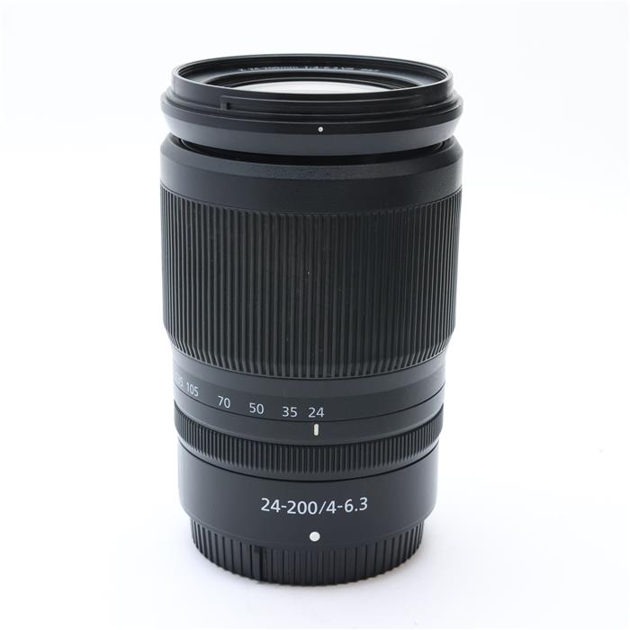 外観状態:並品 マップ保証期間:6ヶ月保証 付属品など:レンズフロントキャップ・レンズリアキャップ・レンズフード【ココがポイント！】トラベルレンズの新スタンダード、小型軽量で高性能な8.3倍高倍率ズームレンズ広角24mmから望遠200mmまでと幅広いシーンをカバーし、5.0段（CIPA規格準拠）の高い手ブレ補正効果を発揮するレンズシフト方式VR機構を搭載。高倍率ズームレンズにもかかわらず小型軽量で約570gと軽く、機動力を確保しながらさまざまなシーンを撮影したい旅行などに最適な1本です。光学性能も追求し、ED非球面レンズ1枚、EDレンズ2枚、非球面レンズ2枚を採用。画像の中心から周辺までシャープな描写がズーム全域で得られます。アルネオコートの採用でレンズ面に垂直に入射する光に起因したゴーストやフレアを低減します。◎点検スタッフからのコメント【外観】全体的にテカリ、ラバーに汚れ、鏡胴後側にキズがあり、使用感が目立ちます。実用品として問題なくお使い頂ける商品です。【機能面・操作】動作良好です。【その他】レンズ内にチリがありますが、撮影に影響の無い範囲です。※お求めの後2週間以内の初期不良はご返品可能です。#251202-n