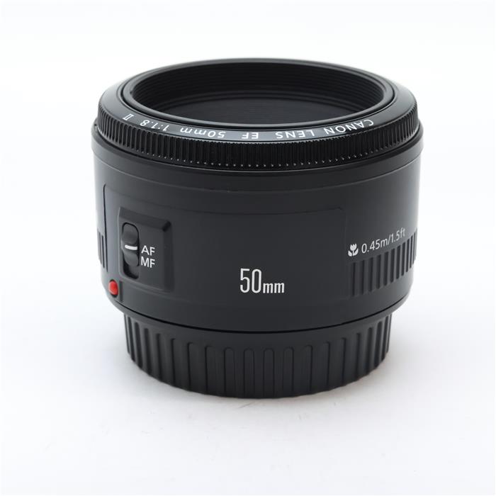 外観状態:良品 マップ保証期間:保証なし 付属品など:レンズフロントキャップ・レンズリアキャップ【ココがポイント！】わずか130gという徹底した軽量・コンパクト化、そしてリーズナブルな価格を実現したEF50mm F1.8 II。標準の定石である5群6枚のガウスタイプとすることで0.45mから無限遠まで全域にわたってシャープな描写力を発揮。標準レンズにふさわしい良好なカラーバランスとともにコストパフォーマンスも重視。単焦点レンズ入門用として最適な標準レンズです。◎点検スタッフからのコメント【外観】鏡胴に小アタリキズがありますが、全体的に良好な状態です。【機能面・操作】動作良好で、安心してお使いいただけます。【その他】レンズ内にチリがありますが、撮影に影響の無い程度です。※お求めの後2週間以内の初期不良はご返品可能です。#251125-n