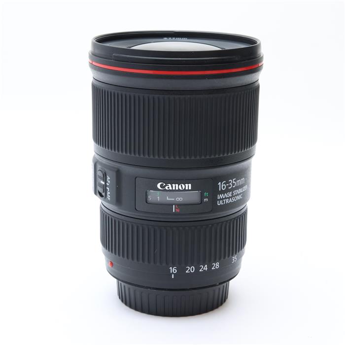 外観状態:良品 マップ保証期間:6ヶ月保証 付属品など:レンズフロントキャップ・レンズリアキャップ・レンズフード【ココがポイント！】EF16-35mm F4L IS USMは、周辺部を含む画面全域での高画質を実現した開放絞り値F4 の超広角ズームレンズで、描写性能や操作性、高堅牢性など最高水準の性能を追求したプロフォトグラファー向けの「L(Luxury)レンズ」です。大口径ガラスモールド両面非球面レンズ（第1 レンズ）を含む3 枚の非球面レンズの最適配置により、歪曲収差、像面湾曲、非点収差を抑制することで、現行機種の超広角ズームレンズ「EF17-40mm F4L USM」と比較して特に画面周辺部の画質を大幅に向上しています。これにより風景写真における画面周辺部の木々や建物など、細部までシャープに描写します。◎点検スタッフからのコメント【外観】シーリングゴムに欠け、レンズフード取り付け部に若干のスレがありますが、実用には問題無く良好な状態です。【機能面・操作】動作良好で、安心してお使いいただけます。※お求めの後2週間以内の初期不良はご返品可能です。#251203-n