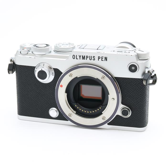 外観状態:並品 マップ保証期間:3ヶ月保証 付属品など:バッテリー・チャージャー・フラッシュ【ココがポイント！】優しくモダンなボディーラインとシルエットを世界初のハーフサイズ一眼レフ「ペンF」から継承し、ボタンやダイヤル群はファインダーを見ながら快適な操作が行えるように配置されています。時代を超えて愛されるレンジファインダースタイルの美しいデザインです。◎点検スタッフからのコメント【おすすめ ポイント】専門の修理会社にて以下のメンテナンスを行いました。・底カバー部品交換・各部点検修理会社のプロによる整備と各部点検を済ませた商品となりますので、安心してご使用いただける商品です。【外観】トップカバーの角部に塗装はがれキズが多くあります。背面のサムレスト部先端付近に細かくキズあります。お買い得な中古商品です。【機能面・操作】接眼内部に細かいチリあります。動作等は良好な商品です。【その他】センサーのフィルター内側に微細なチリの侵入ありますが、撮影画像に影響しません。※お求めの後2週間以内の初期不良はご返品可能です。#251212-n