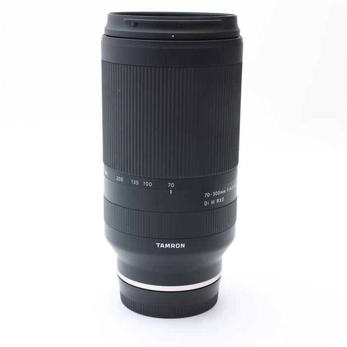 外観状態:良品 マップ保証期間:6ヶ月保証 付属品など:レンズフロントキャップ・レンズリアキャップ・レンズフード【ココがポイント！】タムロン社フルサイズミラーレス一眼用として初の300mmをカバーする望遠ズームです。「手軽に望遠を楽しんで頂きたい」というコンセプトをベースに、300mmクラスのフルサイズミラーレス用望遠ズームレンズとして世界最小・最軽量と、高画質を実現しています。また、屋外での撮影を考慮した簡易防滴構造を採用しました。フィルター径はタムロン社フルサイズミラーレス用大口径ズームレンズシリーズと共通のφ67mm。ソニー製カメラに搭載されている「ファストハイブリッド AF」「瞳AF」など各種カメラ機能にも対応しており、快適な撮影をサポートする機能も充実しています。◎点検スタッフからのコメント【外観】使用によるスレ・キズ、多少のテカリがあります。通常使用されている全体的にコンディション良好な商品です。【機能面・操作】各部動作良好です。【その他】レンズ内に細かなチリ・ホコリがありますが、実写に影響はありません。※お求めの後2週間以内の初期不良はご返品可能です。#251213-n