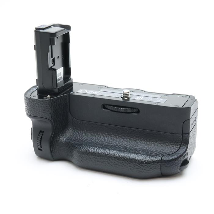 外観状態:良品 マップ保証期間:保証なし 付属品など:付属品なし【ココがポイント！】高いホールド性を実現する、α7SII・α7RII・α7II専用の縦位置グリップです。望遠レンズ使用時などに好適なアクセサリーです。◎点検スタッフからのコメント【外観】使用によるスレ、取付面に若干の塗装剥がれ、グリップゴムに薄めのヨゴレ、テカリがあります。通常使用されている全体的にコンディション良好な商品です。【機能面・操作】各部動作良好です。※お求めの後2週間以内の初期不良はご返品可能です。#251227-n