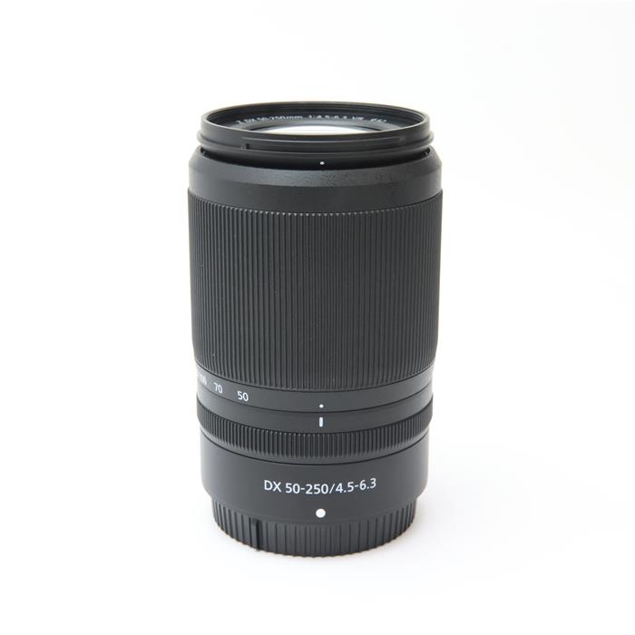 外観状態:美品 マップ保証期間:6ヶ月保証 付属品など:レンズフロントキャップ・レンズリアキャップ・別売レンズフード【ココがポイント！】望遠領域の広いズーム範囲と高い手ブレ補正（VR）効果。幅広いシーンに対応するDXフォーマット望遠ズームレンズ中望遠50mmから望遠250mmまでと望遠領域を広くカバーし、 5.0段（CIPA規格準拠）の高い手ブレ補正効果を発揮する光学式VR機構を内蔵。旅行先やアウトドアライフ、スポーツ観戦などの多様なシーンで、近づけない被写体や目立たせたい被写体を大きく写せる、離れたところから子供たちや動物などのカメラを意識しない自然な表情が撮れるなど、手ブレを気にせずに、望遠効果を活かした撮影が可能です。◎点検スタッフからのコメント【外観】レンズフード枠・マウントに多少スレがありますが、全体的に丁寧に使用された実用におすすめの商品です。【機能面・操作】安心してご使用いただける動作良好な商品です。【その他】別売レンズフード付きでお得です！※お求めの後2週間以内の初期不良はご返品可能です。#251219-n
