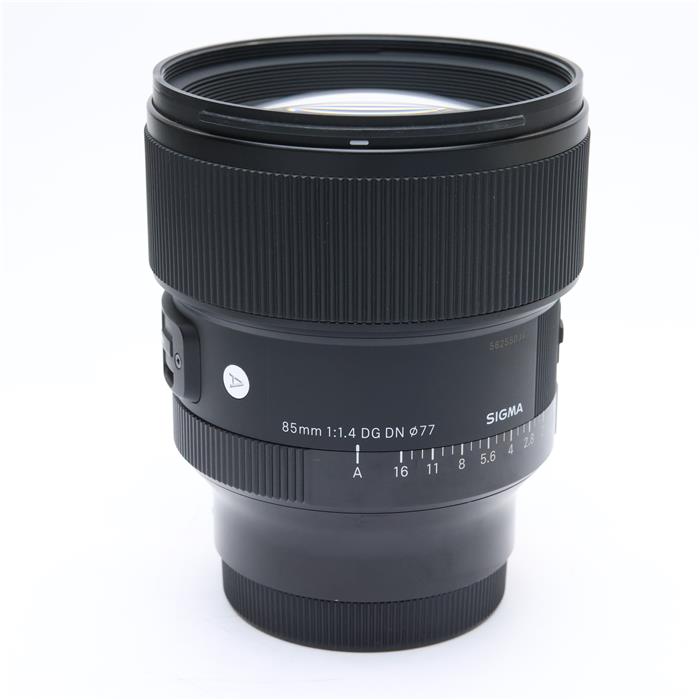 外観状態:良品 マップ保証期間:6ヶ月保証 付属品など:元箱・レンズフロントキャップ・レンズリアキャップ・レンズフード・ケース【ココがポイント！】クリアで繊細な描写と大口径F1.4による美しいボケは、被写体をドラマティックに写し出します。ポートレート撮影はもちろん、コンパクトで軽量なボディは日常使いにもおすすめです。◎点検スタッフからのコメント【外観】鏡胴に僅かに薄いスレやテカリ、根元に細かなキズが見られますが、全体的なコンディションは良好です。【機能面・操作】動作良好です。安心してお使いいただけます。※お求めの後2週間以内の初期不良はご返品可能です。#251228-n