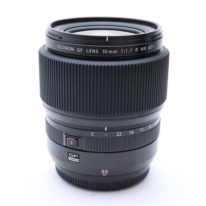 外観状態:美品 マップ保証期間:6ヶ月保証 付属品など:レンズフロントキャップ・レンズリアキャップ・レンズフード・ポーチ・別売レンズフィルター【ココがポイント！】ラージフォーマットの魅力を引き出す大口径標準単焦点レンズ「GF55mmF1.7 R WR」は、標準55mm（35mm判換算：44mm相当）の焦点距離を持つ大口径単焦点レンズです。ラージフォーマットがもつ豊かな描写力と、大口径を生かした大きく美しいボケ味により、被写体を浮き立たせたメリハリのある表現が可能です。また、焦点距離が「GFXシリーズ」を象徴するラージフォーマットセンサー※の対角線の長さ55mmと同じで、人間の視覚に近いため自然な遠近感を得られます。ラージフォーマットの魅力を最大限に引き出す「GFレンズ」の新たな定番レンズとしてお使いいただけます。◎点検スタッフからのコメント【外観】フォーカスリングラバーに僅かな使用感がありますが、全体的に丁寧に使用されている中古品です。【機能面・操作】動作良好で、安心してお使いいただけます。【その他】レンズ内に僅かなチリがありますが、撮影に影響の無い範囲です。別売レンズフィルター付きでお得！※お求めの後2週間以内の初期不良はご返品可能です。#251229-n