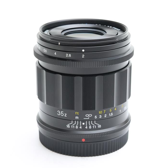 外観状態:美品 マップ保証期間:6ヶ月保証 付属品など:元箱・レンズフロントキャップ・レンズリアキャップ・レンズフード【ココがポイント！】『Voigtlander APO-LANTHAR 35mm F2 Aspherical II』は、フルサイズのイメージサークルをカバーする、極めて性能の高いマニュアルフォーカスの準広角レンズです。9群11枚構成のレンズには異常部分分散ガラス5枚、両面非球面レンズ2枚を投入し、フローティング機構も内蔵。最短撮影距離0.27mから遠距離まで破綻のない描写力を発揮し、フルサイズ35mm F2という慣れ親しんだ準広角レンズの価値観を一変させる性能を誇ります。◎点検スタッフからのコメント【外観】全体的に丁寧に使用され良好な状態です。【機能面・操作】動作は良好です、安心してお使い頂けます。【その他】レンズフードに小スレキズがあります。※お求めの後2週間以内の初期不良はご返品可能です。#260101-n