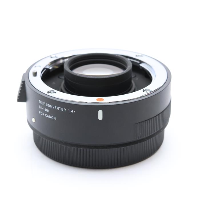 外観状態:並品 マップ保証期間:3ヶ月保証 付属品など:フロントキャップ・リアキャップ・ケース【ココがポイント！】シグマの新しいレンズライン専用に新たに開発されたテレコンバーター。望遠レンズとカメラ本体の間に装着することで焦点距離を1.4倍に伸ばすことができます。収差補正に優れたSLD（Special Low Dispersion :特集低分散）ガラスを採用。シグマの新しいレンズライン「SGV」の高い光学性能にふさわしい高画質の徹底追及により、レンズアクセサリとしては異例の贅沢なつくり。また防塵・防滴性の高い構造などプロユースにも耐えうる仕様を実現しています。◎点検スタッフからのコメント【外観】マウントにキズがありますが全体的に実用に適した状態です。【機能面・操作】各部動作良好です。安心してお使いいただけます。【その他】後玉に薄いシミがあります。※お求めの後2週間以内の初期不良はご返品可能です。#260225-n