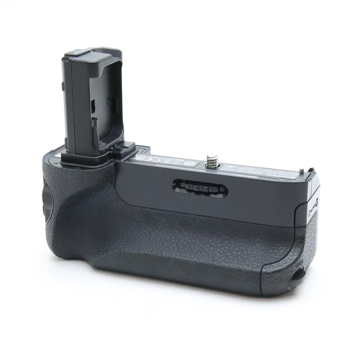 外観状態:良品 マップ保証期間:保証なし 付属品など:付属品なし【ココがポイント！】様々な操作ボタンやシャッターボタン、ダイヤル、グリップを縦位置撮影に最適な配置にし、優れた操作性とホールド性を実現したα7S・α7R・α7専用の縦位置グリップです。バッテリーパックNP-FW50を2個まで装着でき、旅行先での長時間撮影や動画撮影をしっかりサポート。◎点検スタッフからのコメント【外観】使用によるスレ・キズ、角部にテカリ、グリップゴムに薄めの白色ヨゴレがあります。通常使用されている全体的にコンディション良好な商品です。【機能面・操作】各部動作良好です。※お求めの後2週間以内の初期不良はご返品可能です。#251227-n