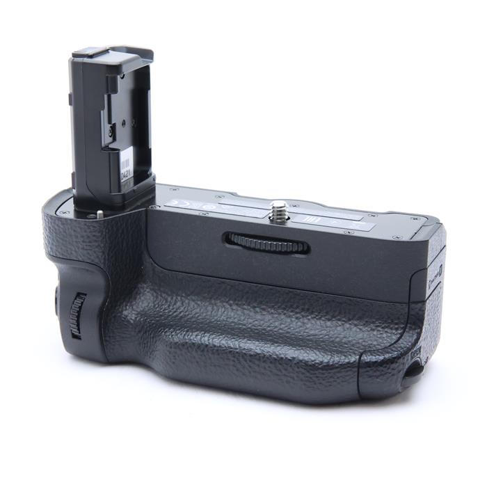 外観状態:良品 マップ保証期間:3ヶ月保証 付属品など:付属品なし【ココがポイント！】高いホールド性を実現する、α7SII・α7RII・α7II専用の縦位置グリップです。望遠レンズ使用時などに好適なアクセサリーです。◎点検スタッフからのコメント【外観】ボディ装着面にキズがありますが、丁寧に使用されている良好な商品です。【機能面・操作】動作良好です。安心してお使いいただけます。※お求めの後2週間以内の初期不良はご返品可能です。#260108-n