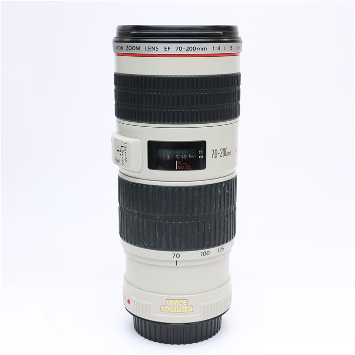 外観状態:並品 マップ保証期間:3ヶ月保証 付属品など:レンズフロントキャップ・レンズリアキャップ・レンズフード【ココがポイント！】小型・高画質を実現したIS搭載望遠ズームレンズ高い機動性と高画質で人気のF4望遠ズームに、待望の手ブレ補正機構を搭載。手ブレ補正の効果はシャッター速度換算約4段分を誇ります。足場が悪く三脚が使用できない場合でも、手持ちで気軽に撮影することができます。この安心感こそが手ブレ補正機構の魅力。また、蛍石とUDレンズを併用した贅沢な設計の光学系はLレンズならでは。シャープな描写力と鮮やかな発色が作品に緊張感を与えます。防塵・防滴構造も備えた実用性の高い一本です。◎点検スタッフからのコメント【外観】鏡筒にスレ、キズ、ラバー部分に変色がありますが全体的に実用に適した状態です。【機能面・操作】各部動作良好です。安心してお使いいただけます。【その他】マウントゴムに切れがありますが、通常使用には影響ありません。※お求めの後2週間以内の初期不良はご返品可能です。#260110-n