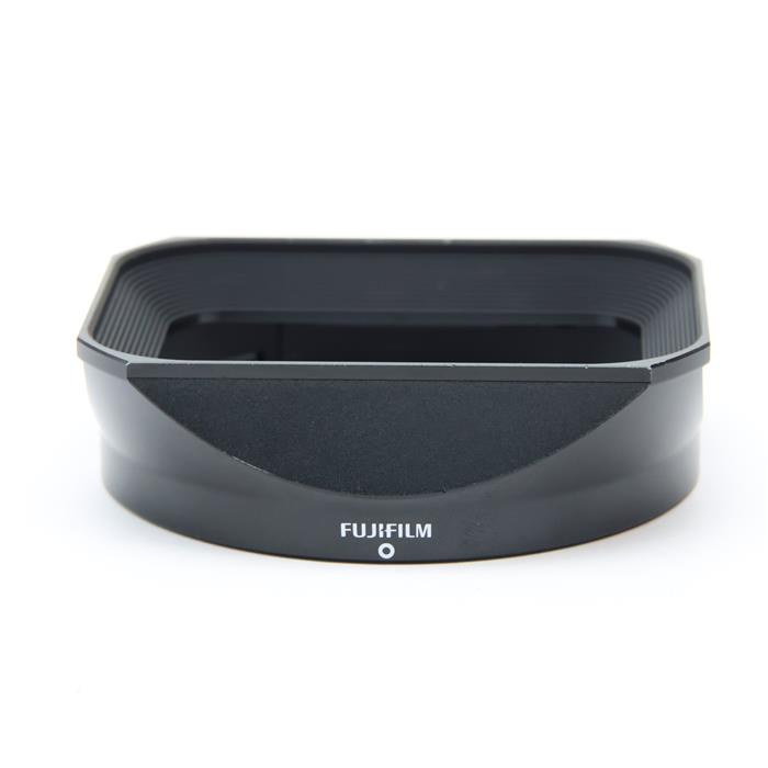 外観状態:美品 マップ保証期間:保証なし 付属品など:レンズフードキャップ【ココがポイント！】 携帯性が高くスタイリッシュな角型レンズフードです。アルミ削り出しのパーツを採用し、剛性・質感を高めています。型番：LH-XF16対応機種 :フジノンレンズ XF16mmF1.4 R WR◎点検スタッフからのコメント【外観】フード先端部に微細なキズが僅かにございますが、全体的に丁寧に使用されている中古品です。【機能面・操作】問題なく安心してお使いいただけます。【その他】レンズフードキャップにスレキズがあります。※お求めの後2週間以内の初期不良はご返品可能です。#260125-n