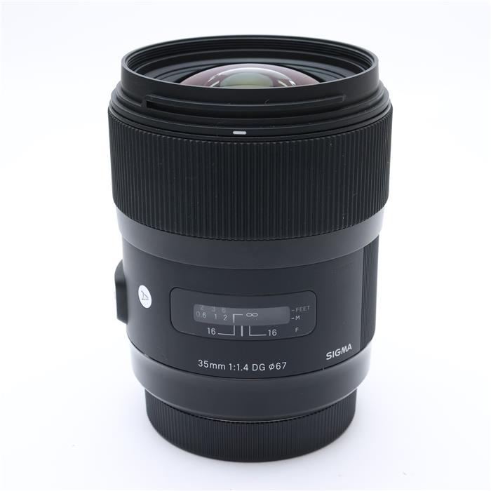 外観状態:良品 マップ保証期間:6ヶ月保証 付属品など:レンズフロントキャップ・レンズリアキャップ・レンズフード【ココがポイント！】広角での撮影において、最高レベルの明るさと美しいボケ味を生み出す大口径F1.4 の広角レンズ。浅い被写界深度を生かした撮影や、光量の少ない夕景、室内での手持ち撮影など、大口径F1.4 ならではの画づくりが可能です。◎点検スタッフからのコメント【外観】鏡胴下部に小打痕がありますが、実用には問題無く良好な状態です。【機能面・操作】動作良好で、安心してお使いいただけます。【その他】レンズ内に僅かなチリがありますが、撮影に影響の無い範囲です。レンズフードにスレ・テカリがあります。※お求めの後2週間以内の初期不良はご返品可能です。#260124-n