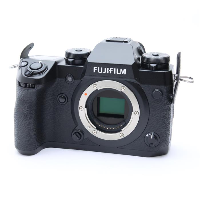 外観状態:良品 マップ保証期間:6ヶ月保証 付属品など:元箱・取扱説明書・ストラップ・バッテリー・チャージャー・クリップオンフラッシュ・ケーブルプロテクター・ストラップ取付リング・カバー【ココがポイント！】シリーズ史上最高のパフォーマンスを発揮するフラッグシップモデル「X-H1」は、新開発の高剛性・高耐久ボディに、「Xシリーズ」で初めてボディ内5軸・最大5.5段手ブレ補正機能を搭載。快適な操作性も備えており、幅広いシーンで人間の記憶に残る鮮やかな色、いわゆる「記憶色」による究極の高画質を実現します。さらに、不安定な光源下でも安定した露出を実現する「フリッカー低減撮影機能」と高速・高精度AFにより、決定的な瞬間を捉えます。また、多彩な色調を実現する「フィルムシミュレーション」に、長年シネマ業界をリードし高評価を得てきたフジフイルム映画用フィルムの色・階調を再現した「ETERNA（エテルナ）」モードを新搭載。静止画撮影のみならず、動画撮影にも最適です。◎点検スタッフからのコメント【おすすめ ポイント】専門の修理会社にてコンディションチェックを済ませた安心してご使用いただける商品です。【外観】底部にキズ、塗装ハガレありますが全体的なコンディションは良好でお買い得な商品です。【機能面・操作】各部動作良好で安心してお使いいただけます。※お求めの後2週間以内の初期不良はご返品可能です。#260129-n